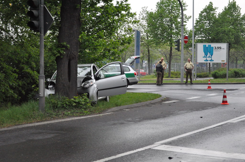 PKW gegen Baum Godorf Godorfer Hauptstr P04.JPG